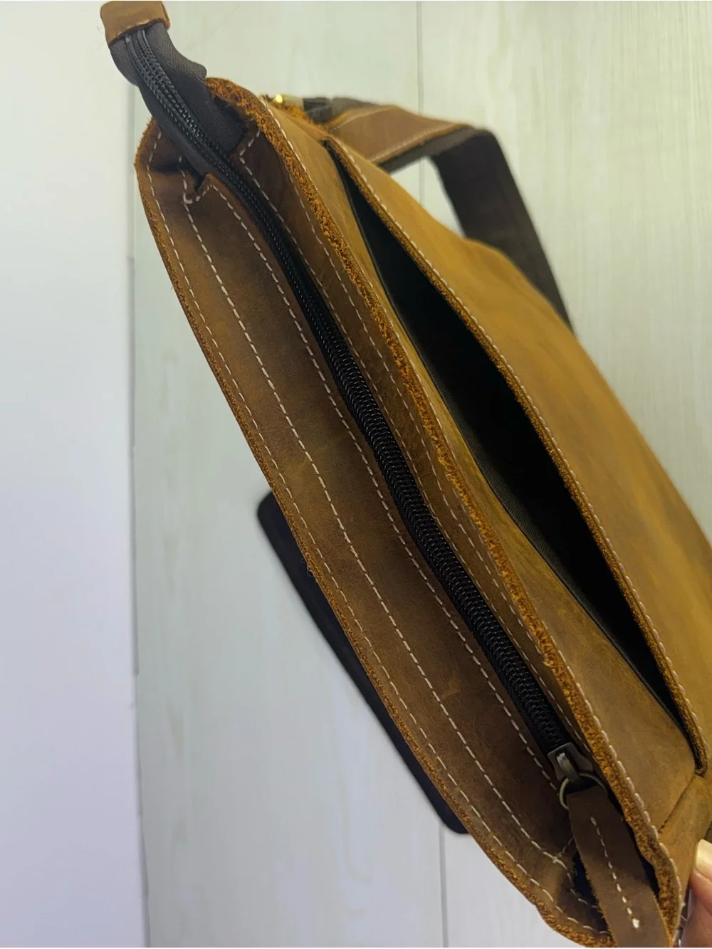 The real leather  Men's Brown Leather Messenger Bag - Classic Crossbody